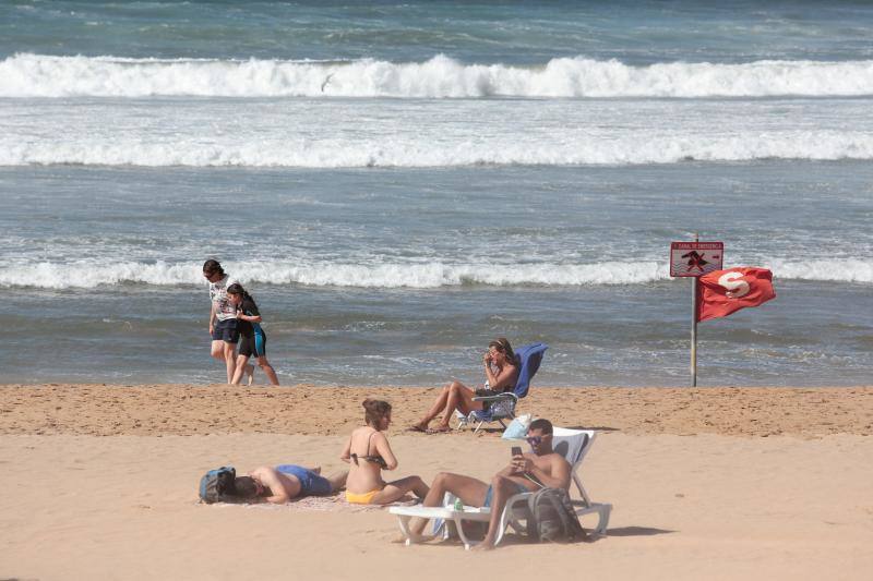 Más de una treinta de playas asturianas izaron este lunes la bandera roja tanto por el fuerte oleaje como por el viento.