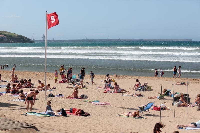 Más de una treinta de playas asturianas izaron este lunes la bandera roja tanto por el fuerte oleaje como por el viento.