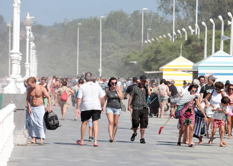 Más de una treinta de playas asturianas izaron este lunes la bandera roja tanto por el fuerte oleaje como por el viento.