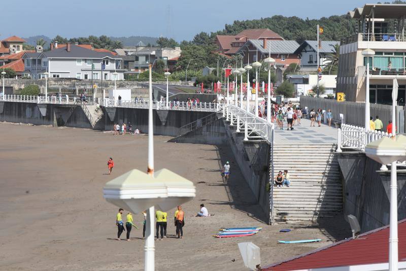 Más de una treinta de playas asturianas izaron este lunes la bandera roja tanto por el fuerte oleaje como por el viento