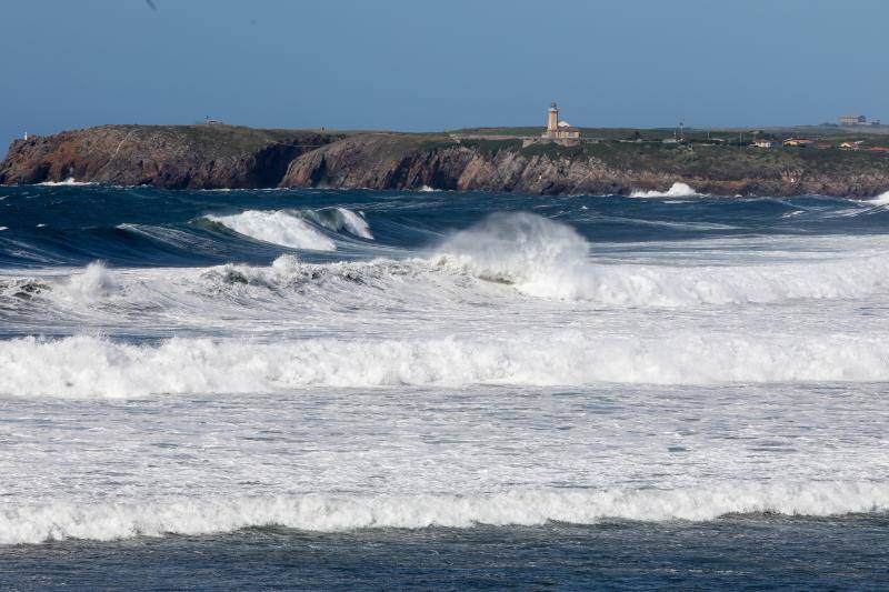 Más de una treinta de playas asturianas izaron este lunes la bandera roja tanto por el fuerte oleaje como por el viento