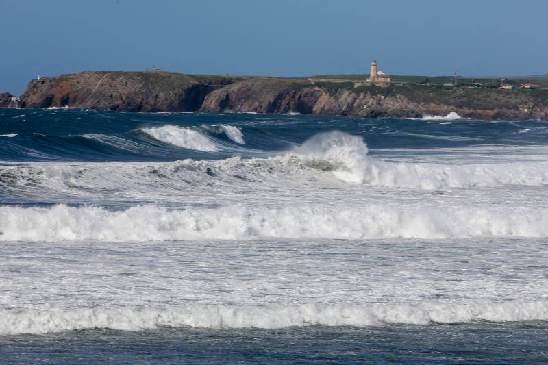 Más de una treinta de playas asturianas izaron este lunes la bandera roja tanto por el fuerte oleaje como por el viento