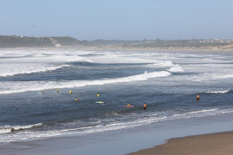 Más de una treinta de playas asturianas izaron este lunes la bandera roja tanto por el fuerte oleaje como por el viento
