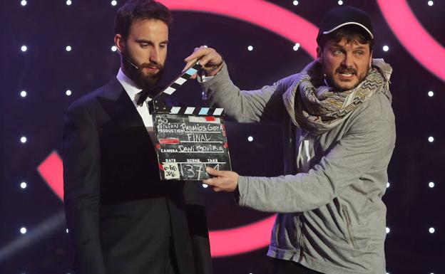 Los humoristas Dani Rovira (i) y Alfonso Sánchez, durante la ceremonia de la 30 edición de los Premios Goya. 