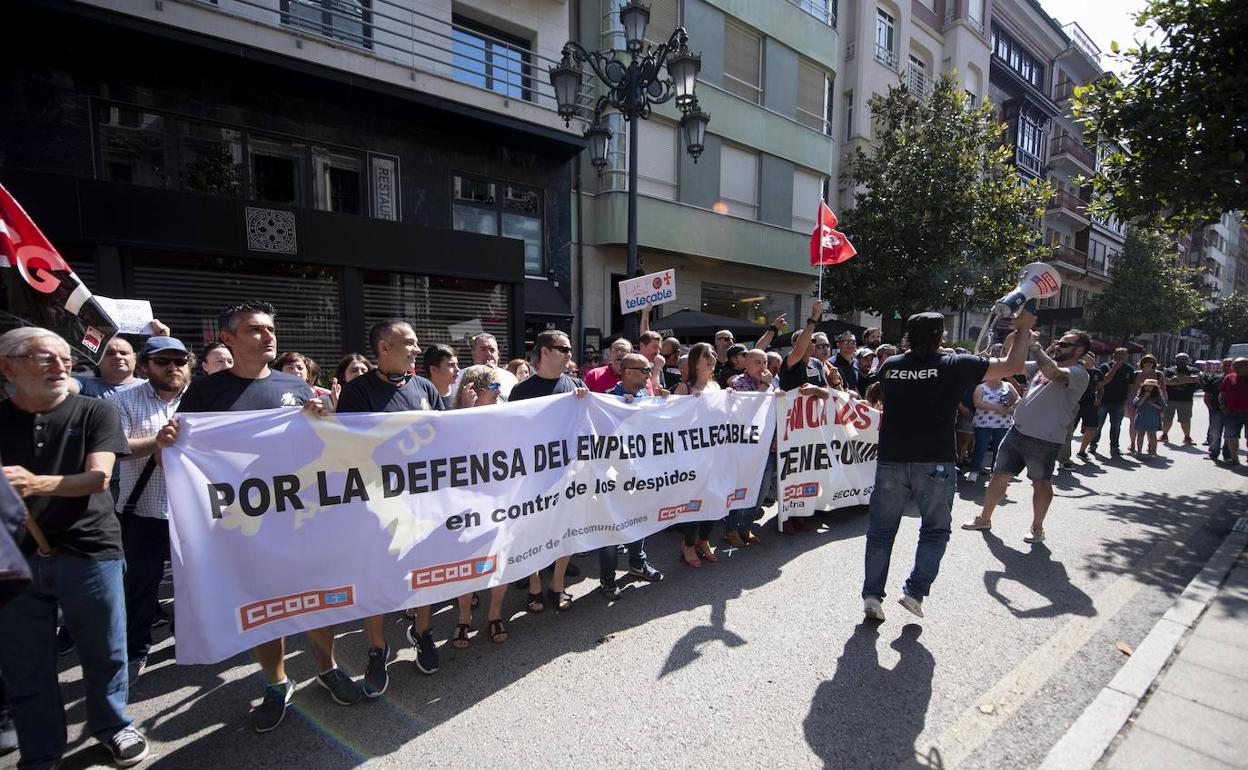 Trabajadores de Telecable y Zener en una concentración. 