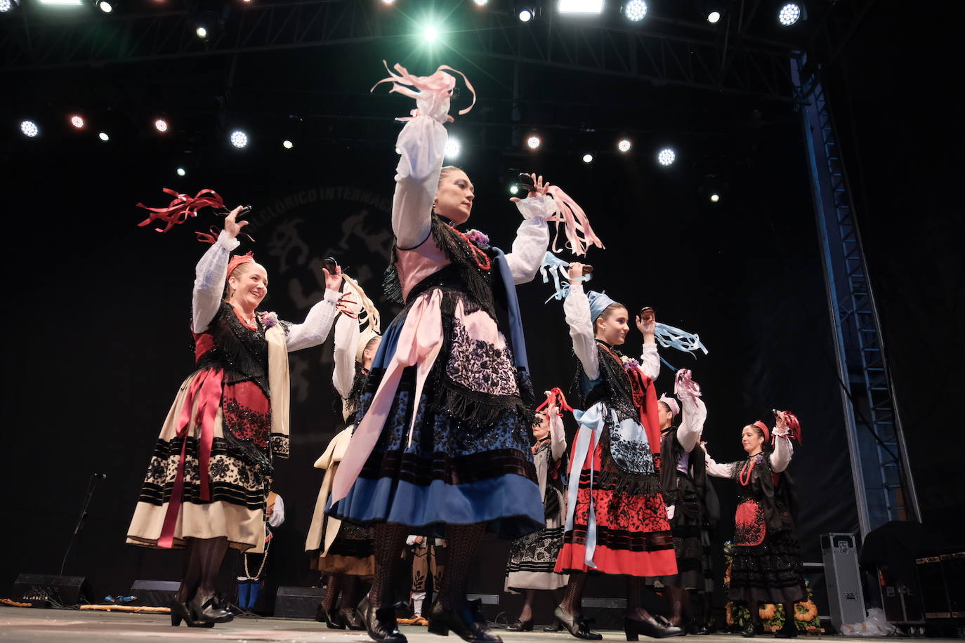 La plaza Mayor de la ciudad acogió la danza de grupos procedentes de Asturias, Valencia, Serbia y Sri-Lanka, que abrieron la primera de las tres jornadas de bailes folclóricos de carácter internacional.