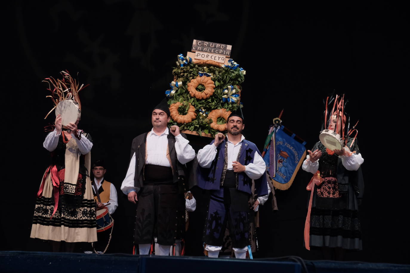 La plaza Mayor de la ciudad acogió la danza de grupos procedentes de Asturias, Valencia, Serbia y Sri-Lanka, que abrieron la primera de las tres jornadas de bailes folclóricos de carácter internacional.