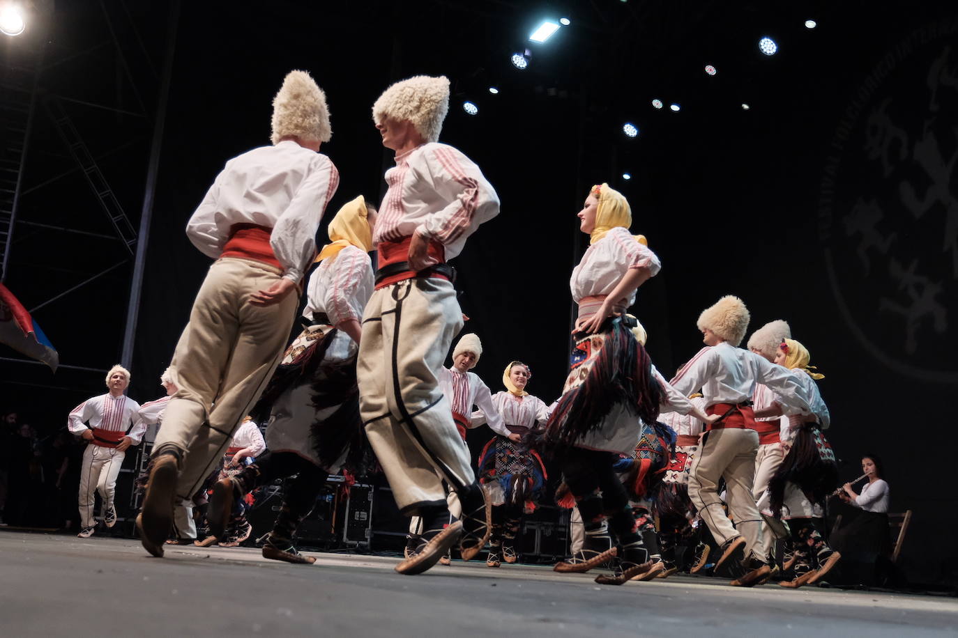 La plaza Mayor de la ciudad acogió la danza de grupos procedentes de Asturias, Valencia, Serbia y Sri-Lanka, que abrieron la primera de las tres jornadas de bailes folclóricos de carácter internacional.