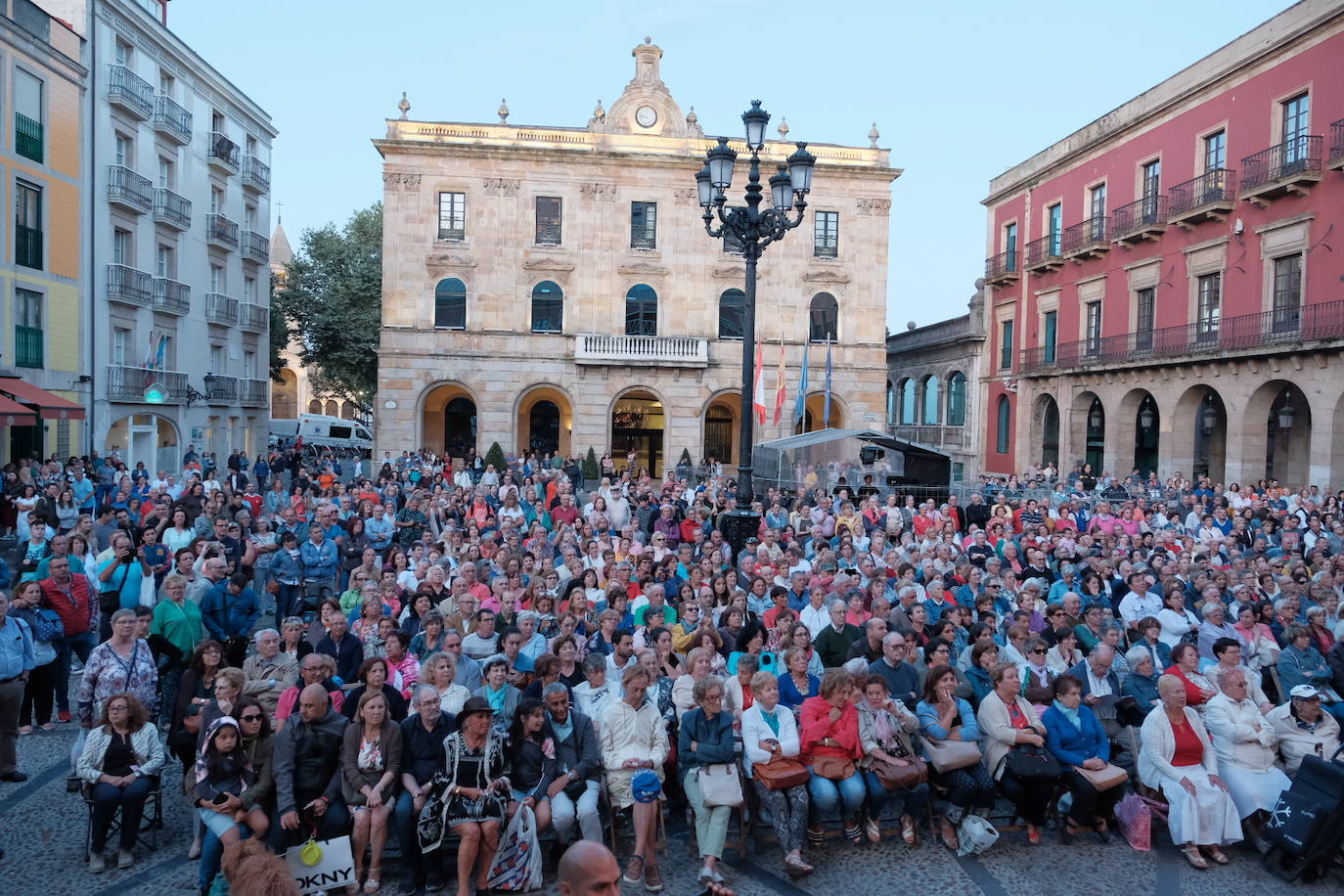La plaza Mayor de la ciudad acogió la danza de grupos procedentes de Asturias, Valencia, Serbia y Sri-Lanka, que abrieron la primera de las tres jornadas de bailes folclóricos de carácter internacional.