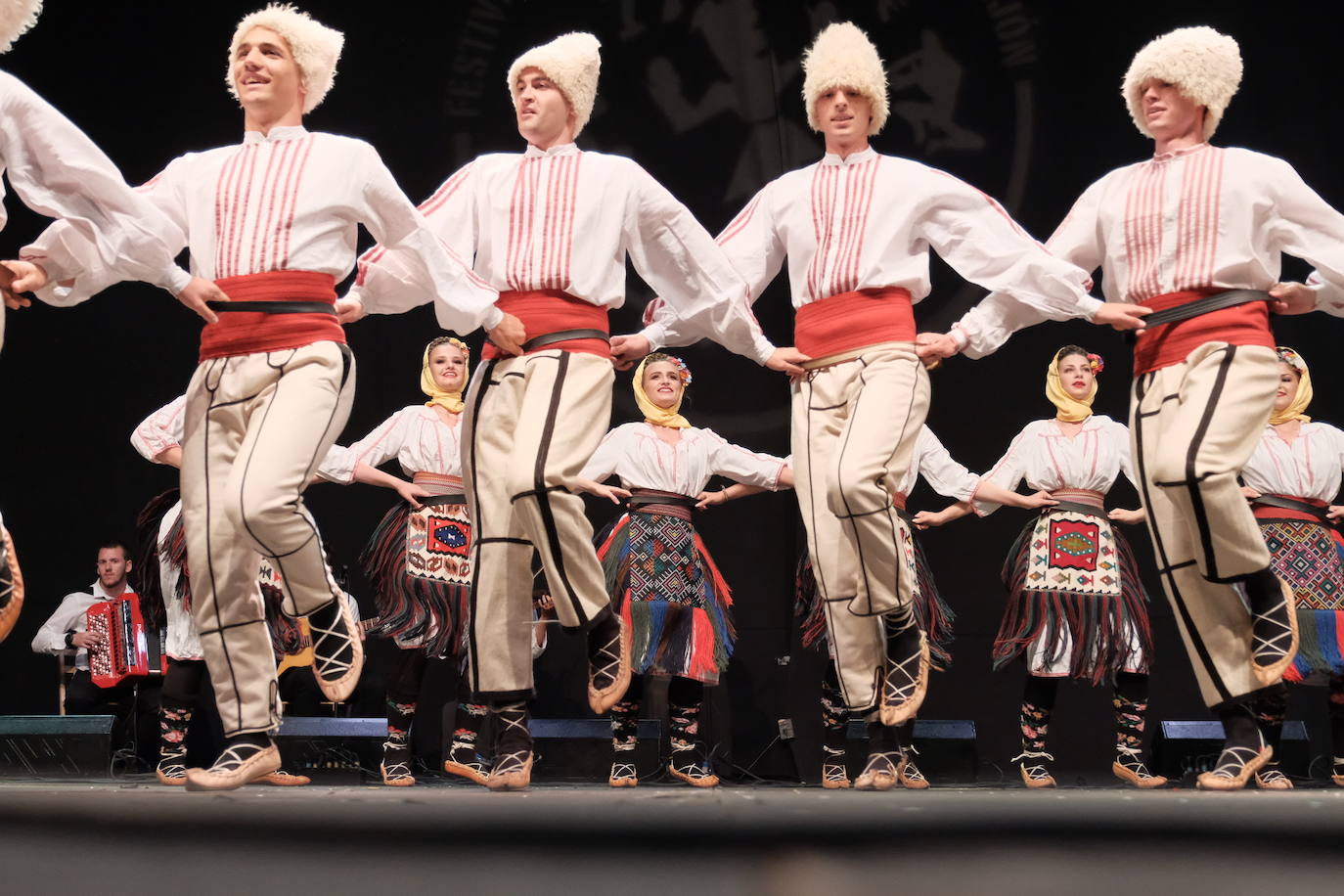 La plaza Mayor de la ciudad acogió la danza de grupos procedentes de Asturias, Valencia, Serbia y Sri-Lanka, que abrieron la primera de las tres jornadas de bailes folclóricos de carácter internacional.