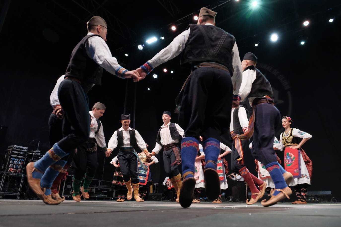 La plaza Mayor de la ciudad acogió la danza de grupos procedentes de Asturias, Valencia, Serbia y Sri-Lanka, que abrieron la primera de las tres jornadas de bailes folclóricos de carácter internacional.