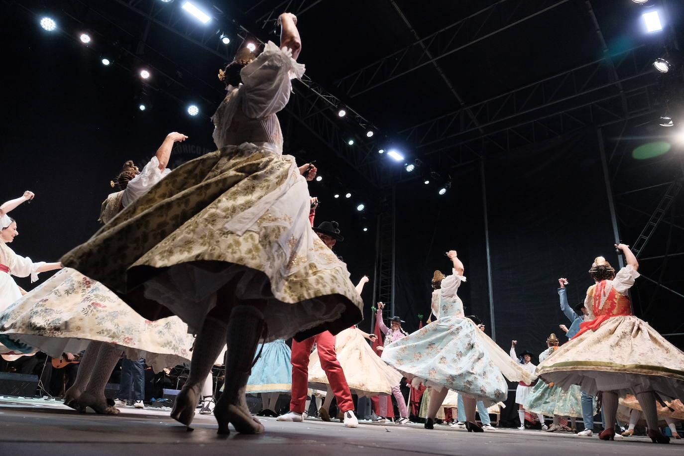 La plaza Mayor de la ciudad acogió la danza de grupos procedentes de Asturias, Valencia, Serbia y Sri-Lanka, que abrieron la primera de las tres jornadas de bailes folclóricos de carácter internacional.