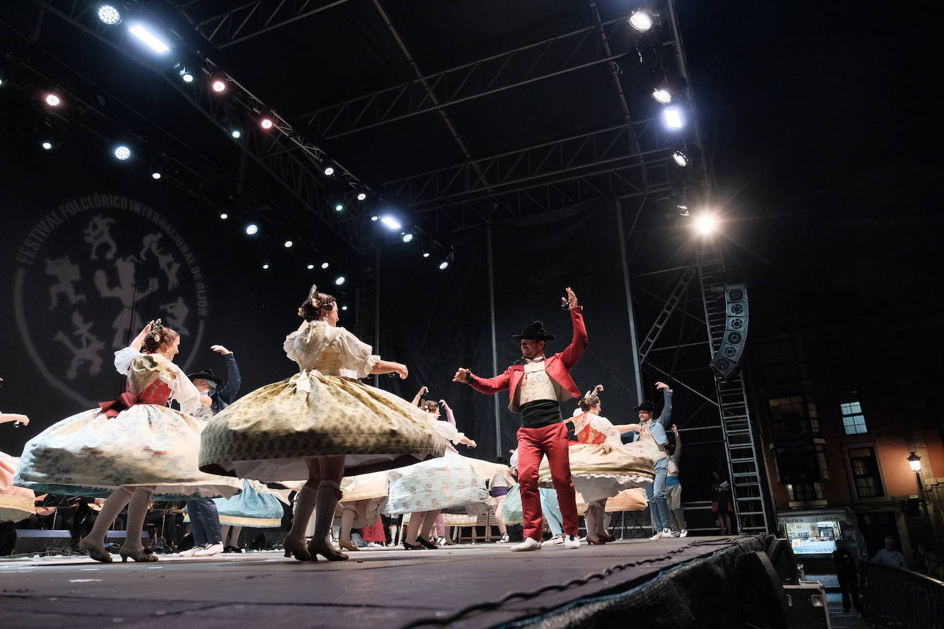 La plaza Mayor de la ciudad acogió la danza de grupos procedentes de Asturias, Valencia, Serbia y Sri-Lanka, que abrieron la primera de las tres jornadas de bailes folclóricos de carácter internacional.