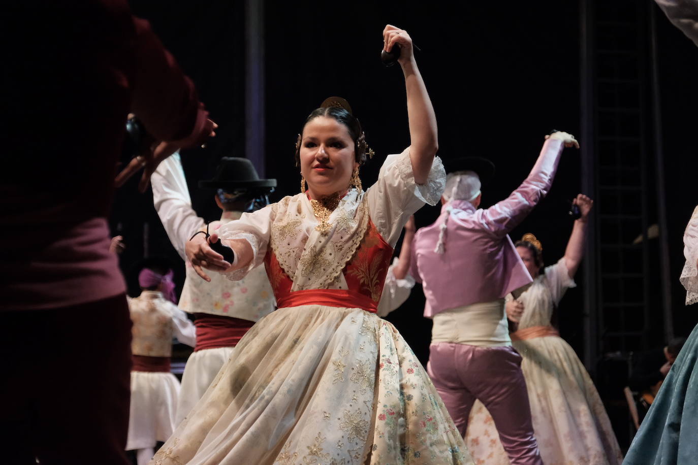La plaza Mayor de la ciudad acogió la danza de grupos procedentes de Asturias, Valencia, Serbia y Sri-Lanka, que abrieron la primera de las tres jornadas de bailes folclóricos de carácter internacional.