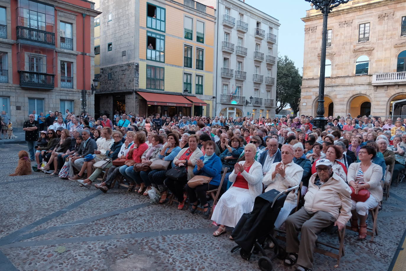 La plaza Mayor de la ciudad acogió la danza de grupos procedentes de Asturias, Valencia, Serbia y Sri-Lanka, que abrieron la primera de las tres jornadas de bailes folclóricos de carácter internacional.