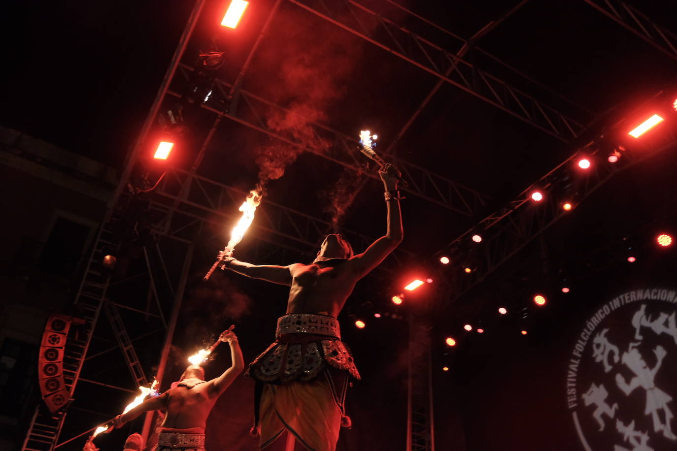 La plaza Mayor de la ciudad acogió la danza de grupos procedentes de Asturias, Valencia, Serbia y Sri-Lanka, que abrieron la primera de las tres jornadas de bailes folclóricos de carácter internacional.