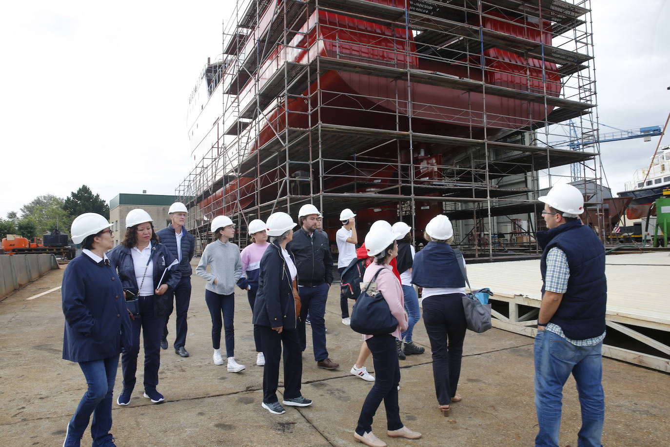 Alumnos y profesores de la Universidad Itinerante han hecho este martes escala en los Astilleros Armón de Navia antes de seguir rumbo.