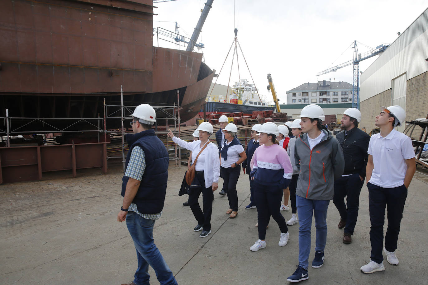 Alumnos y profesores de la Universidad Itinerante han hecho este martes escala en los Astilleros Armón de Navia antes de seguir rumbo.