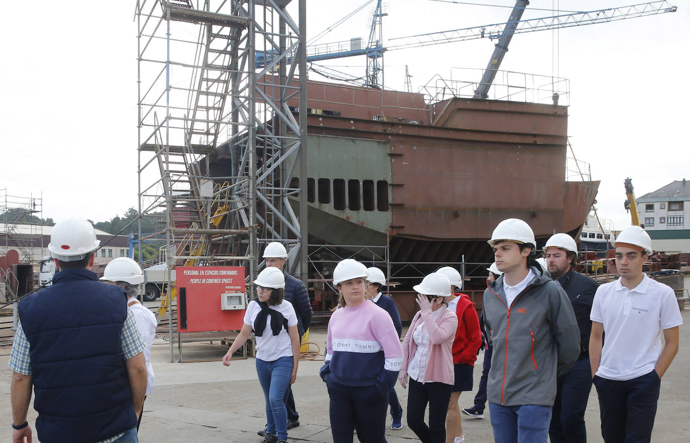 Alumnos y profesores de la Universidad Itinerante han hecho este martes escala en los Astilleros Armón de Navia antes de seguir rumbo.