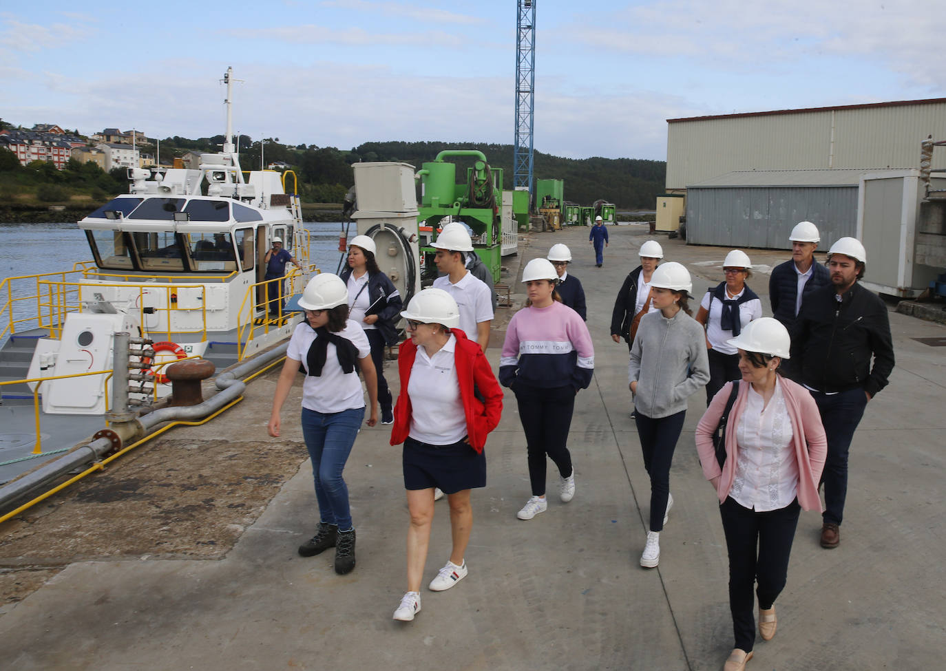 Alumnos y profesores de la Universidad Itinerante han hecho este martes escala en los Astilleros Armón de Navia antes de seguir rumbo.