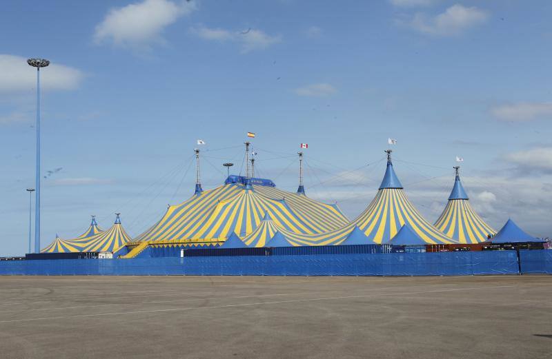 Entre el 31 de julio y el 1 de septiembre, las carpas instaladas en el Muelle de la Osa de El Musel acogerán el espectáculo 'Kooza' que combina las sorpresas con la audacia, y el miedo con el humor. Sus protagonistas se preparan cada día para que todo salga a la perfección. 