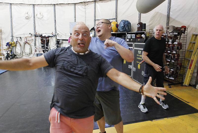 Entre el 31 de julio y el 1 de septiembre, las carpas instaladas en el Muelle de la Osa de El Musel acogerán el espectáculo 'Kooza' que combina las sorpresas con la audacia, y el miedo con el humor. Sus protagonistas se preparan cada día para que todo salga a la perfección. 