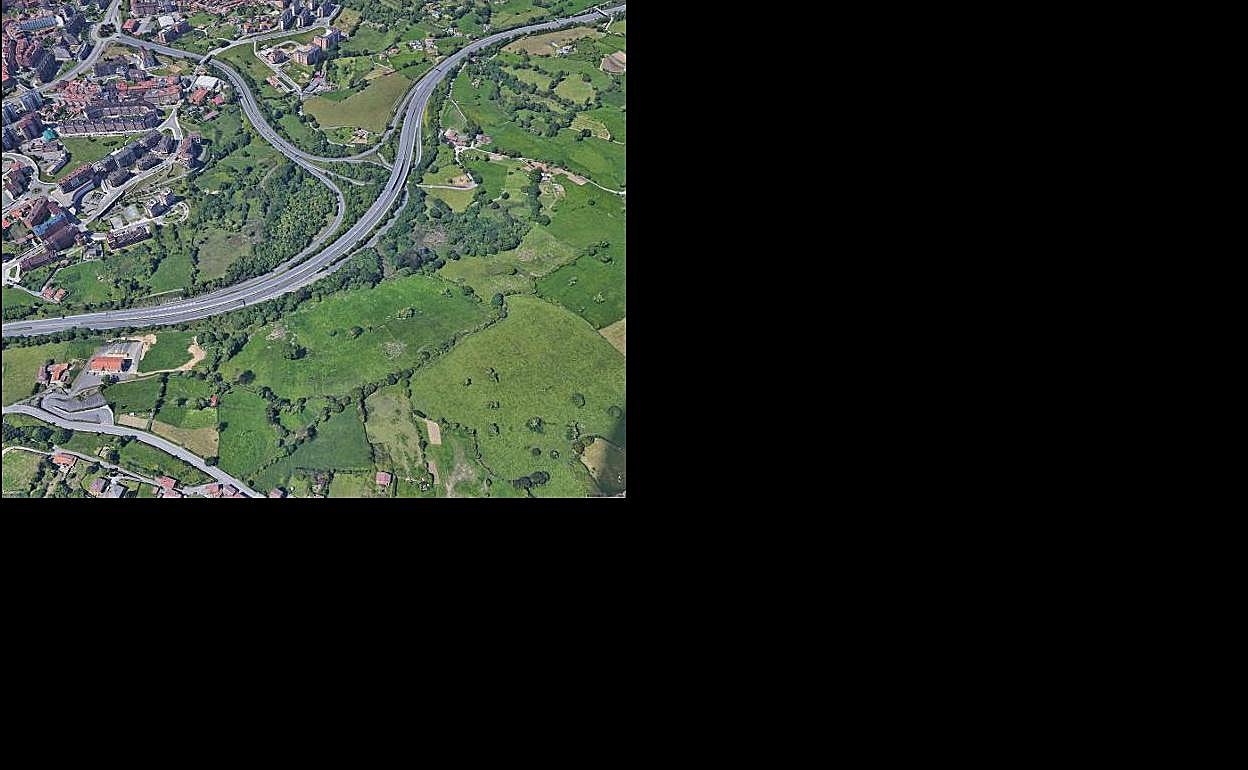 Oviedo. Son 31.398 los vehículos que cada día acceden o salen de Oviedo desde la rotonda de Fozaneldi por dos viales distintos que serán ensanchados. 