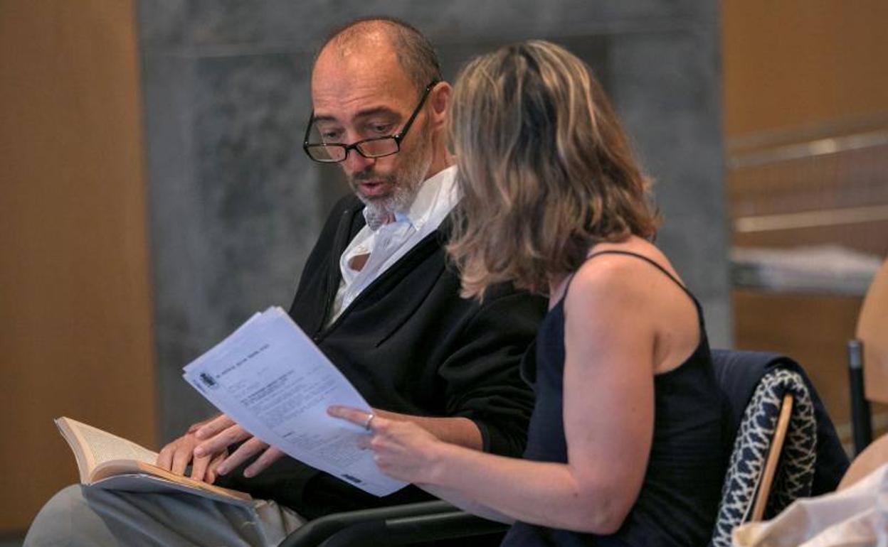 El exdirector del Centro Niemeyer, Natalio Grueso, y su exesposa, Judit Pereiro, al inicio de la sesión del juicio del caso Niemeyer celebrada este lunes en la Audiencia Provincial de Oviedo.