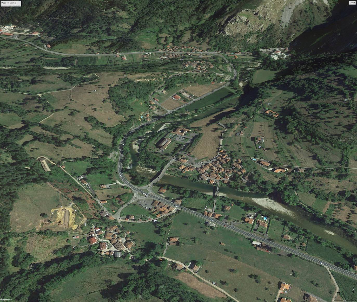 Cangas de Onís. Siguiendo hacia Arriondas la N-625 permite salir al parador o a La Vega de los Caseros en una rotonda partida que se planea cerrar.