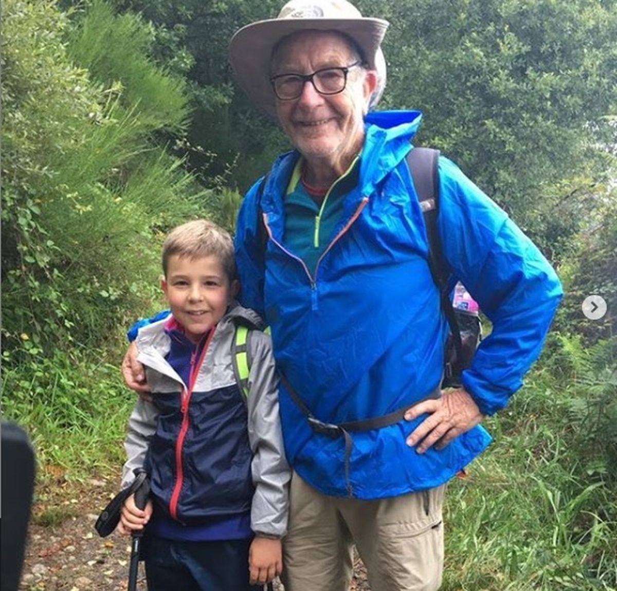 Jaime González y su nieto Santi han recorrido más de 1.200 kilómetros desde 2017, cuando peregrinaron por primera vez con 76 y 7 años. A través de su cuenta de Instagram cuentan su historia y cómo esta aventura ha ayudado a Santi a combatir la hiperactividad. 