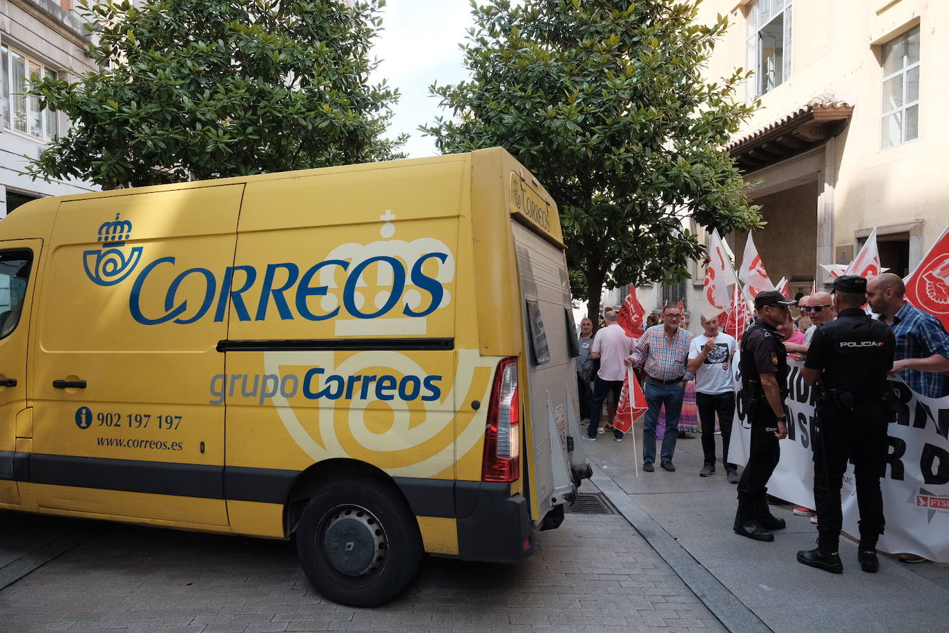 Fotos: Los trabajadores de Ombuds se manifiestan en Gijón