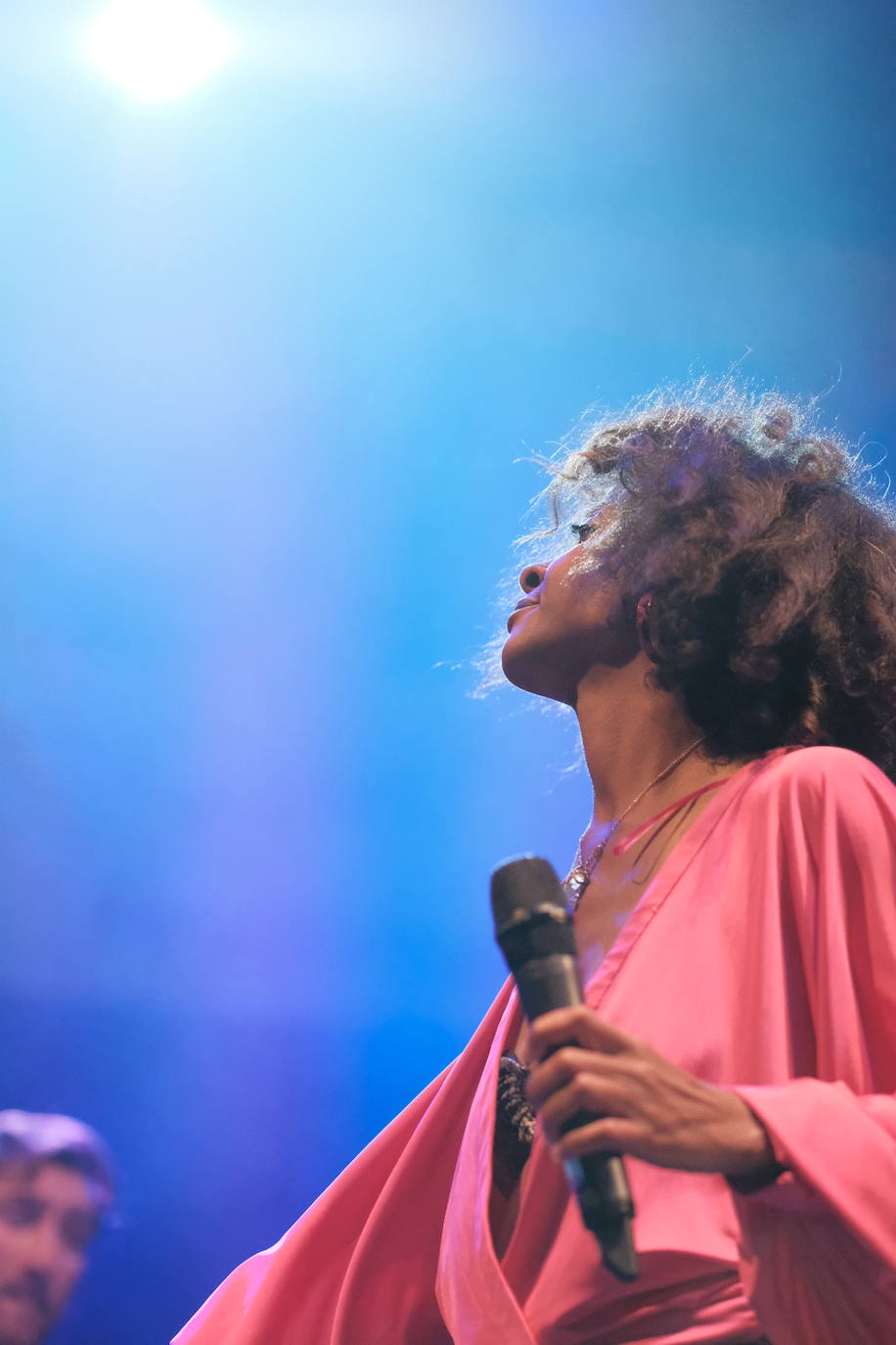 La británica puso a bailar a la Plaza Mayor de Gijón en un espectacular concierto que marca la apertura del festival. 