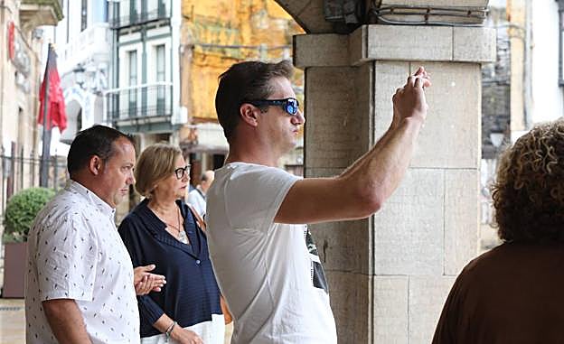 El concejal Pelayo García, la alcaldesa, Mariví Monteserín, y el presdiente del comité, José Manuel Gómez de la Uz, observando el desmontaje.
