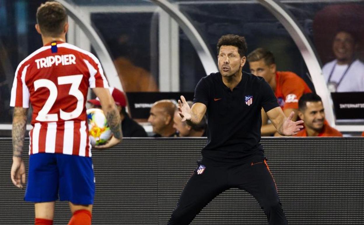 Simeone da instrucciones a sus futbolistas durante el partido que midió al Atlético con el Real Madrid en Nueva Jersey. 