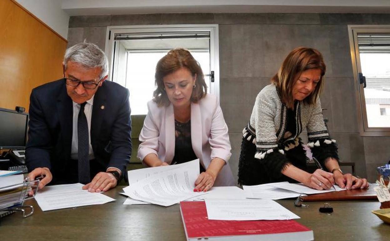 La fiscal superior del Principado de Asturias, María Esther Fernández García (c), el rector de la Universidad de Oviedo, Santiago García Granda (i) y la vicerrectora de Estudiantes de la Universidad de Oviedo, Elisa Miguélez González (d).