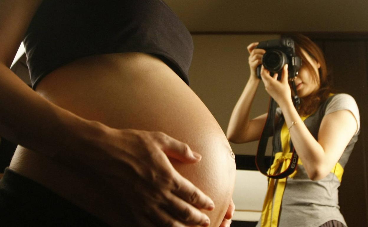 Una mujer embarazada.