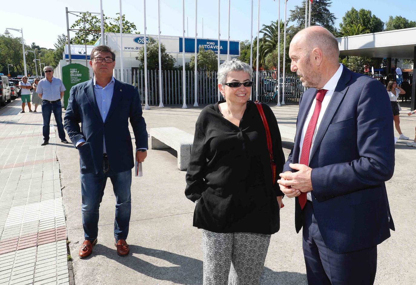 La ministra de Sanidad, Consumo y Bienestar Social, María Luisa Carcedo, ha inaugurado la 63 Feria de Muestras de Asturias, que se celebra en el recinto Luis Adaro de Gijón. Participaron en el acto, además, el presidente del Principado, Adrián Barbón; la alcaldesa de Gijón, Ana González, y el presidente de la Cámara de Comercio de Gijón, Félix Baragaño.