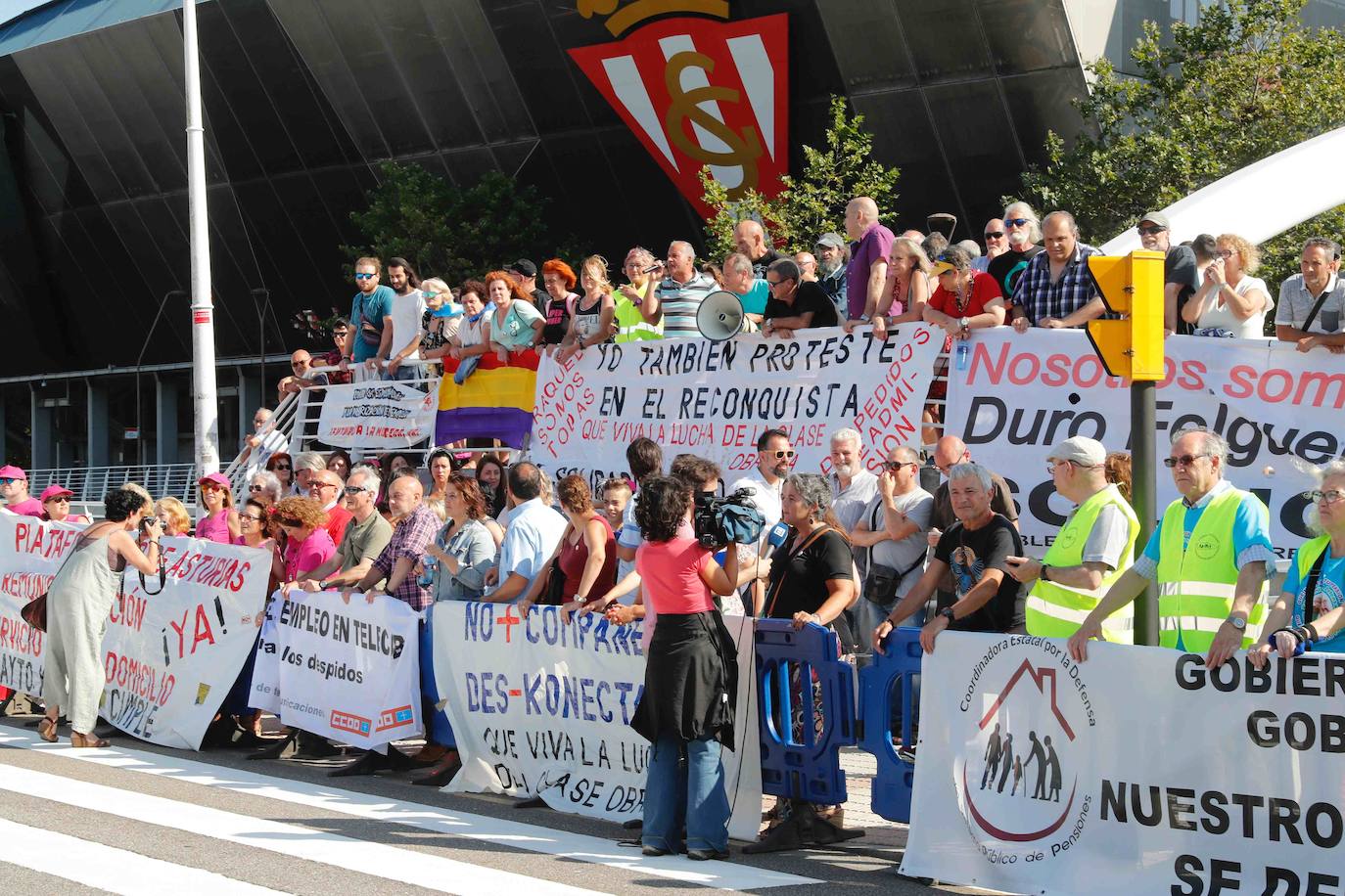 La ministra de Sanidad, Consumo y Bienestar Social, María Luisa Carcedo, ha inaugurado la 63 Feria de Muestras de Asturias, que se celebra en el recinto Luis Adaro de Gijón. Participaron en el acto, además, el presidente del Principado, Adrián Barbón; la alcaldesa de Gijón, Ana González, y el presidente de la Cámara de Comercio de Gijón, Félix Baragaño.