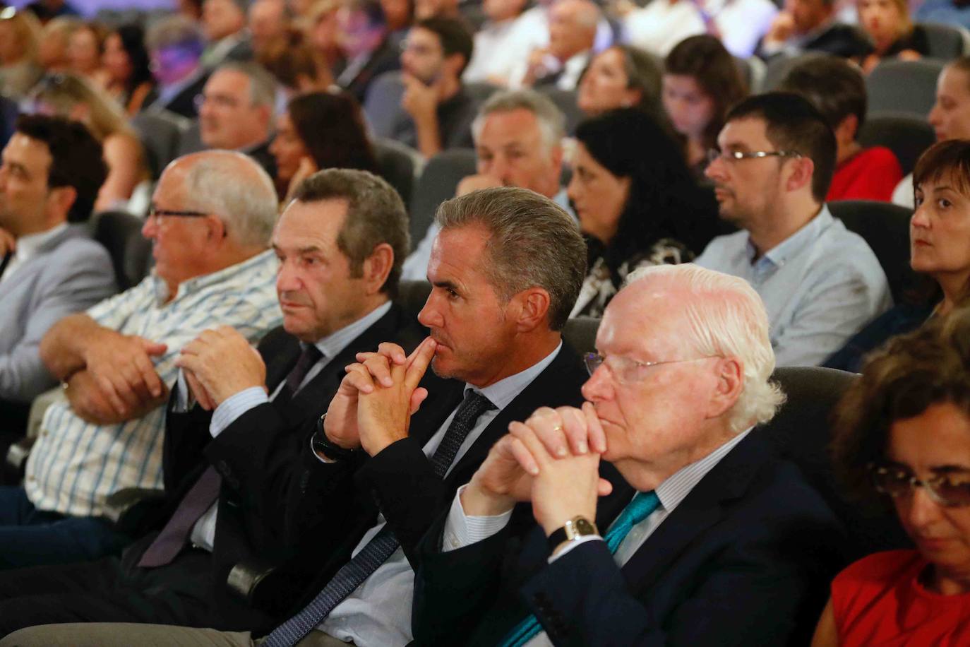 La ministra de Sanidad, Consumo y Bienestar Social, María Luisa Carcedo, ha inaugurado la 63 Feria de Muestras de Asturias, que se celebra en el recinto Luis Adaro de Gijón. Participaron en el acto, además, el presidente del Principado, Adrián Barbón; la alcaldesa de Gijón, Ana González, y el presidente de la Cámara de Comercio de Gijón, Félix Baragaño.