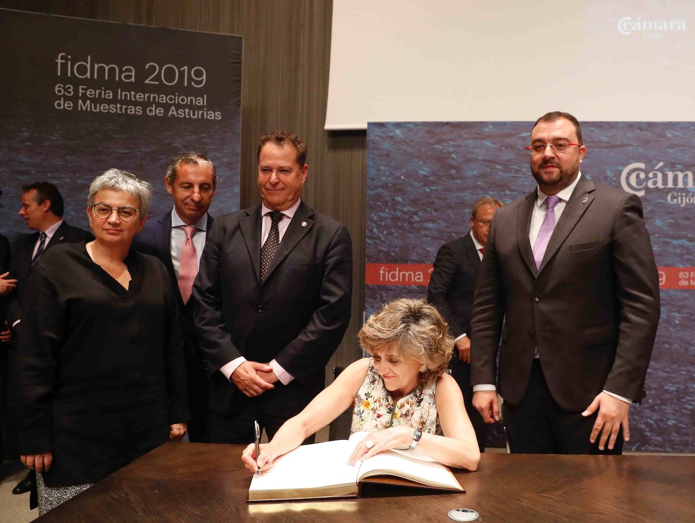 La ministra de Sanidad, Consumo y Bienestar Social, María Luisa Carcedo, ha inaugurado la 63 Feria de Muestras de Asturias, que se celebra en el recinto Luis Adaro de Gijón. Participaron en el acto, además, el presidente del Principado, Adrián Barbón; la alcaldesa de Gijón, Ana González, y el presidente de la Cámara de Comercio de Gijón, Félix Baragaño.