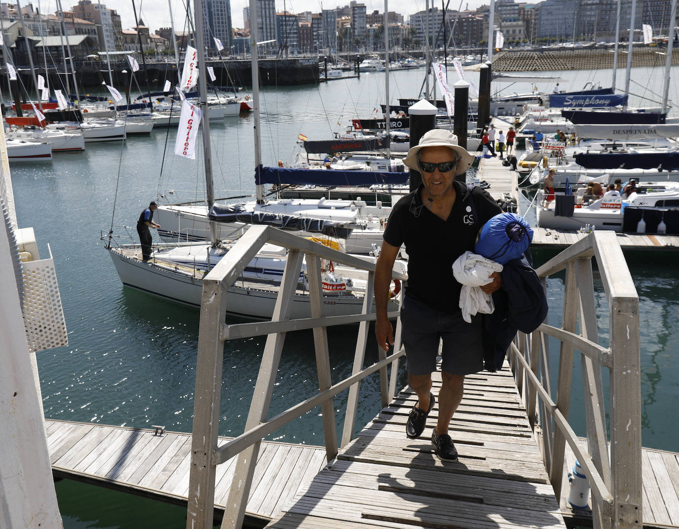 La flota de cruceros tomó a primeras horas de la tarde de este jueves la salida en Santander y puso rumbo al Puerto Deportivo de Gijón, al que llegaron las primeras embarcaciones de madrugada.