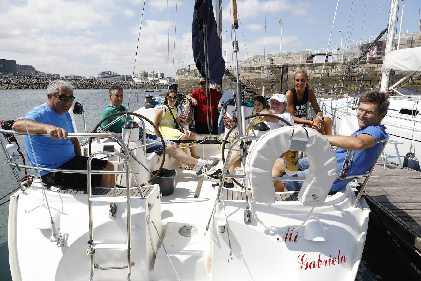 La flota de cruceros tomó a primeras horas de la tarde de este jueves la salida en Santander y puso rumbo al Puerto Deportivo de Gijón, al que llegaron las primeras embarcaciones de madrugada.