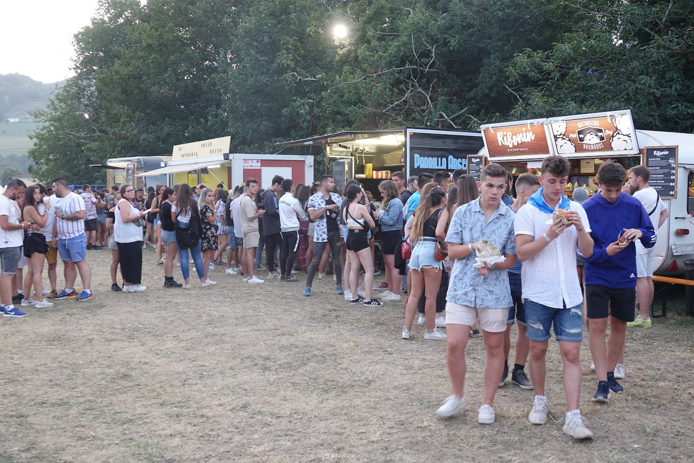 Más de 20.000 personas disfrutan del frenético ritmo del Festival Riverland que nace enmarcado en las celebraciones del Descenso del Río Sella. 