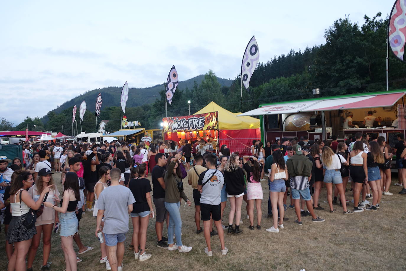 Más de 20.000 personas disfrutan del frenético ritmo del Festival Riverland que nace enmarcado en las celebraciones del Descenso del Río Sella. 