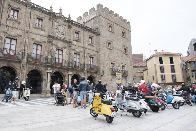 Vespas y Lambrettas se pasearon, este sábado, por Gijón.