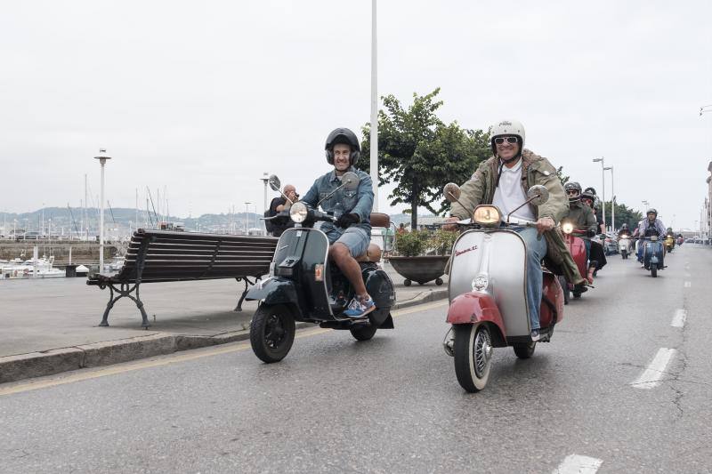 Vespas y Lambrettas se pasearon, este sábado, por Gijón.