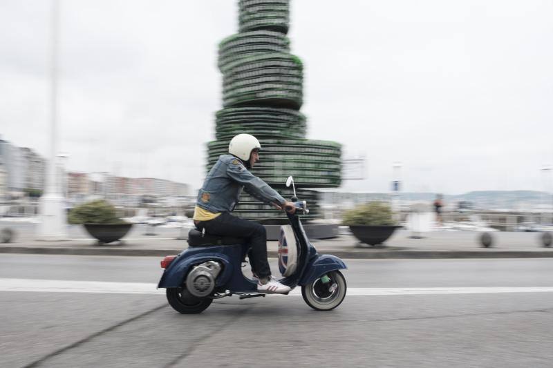 Vespas y Lambrettas se pasearon, este sábado, por Gijón.