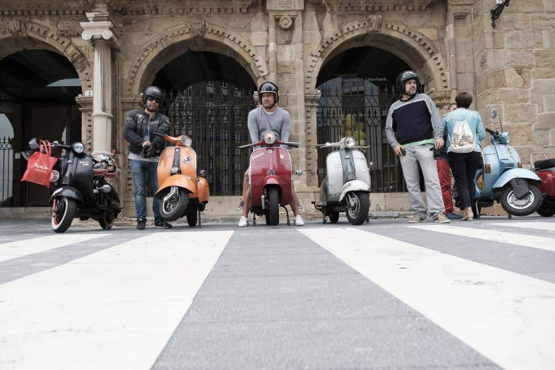 Vespas y Lambrettas se pasearon, este sábado, por Gijón.