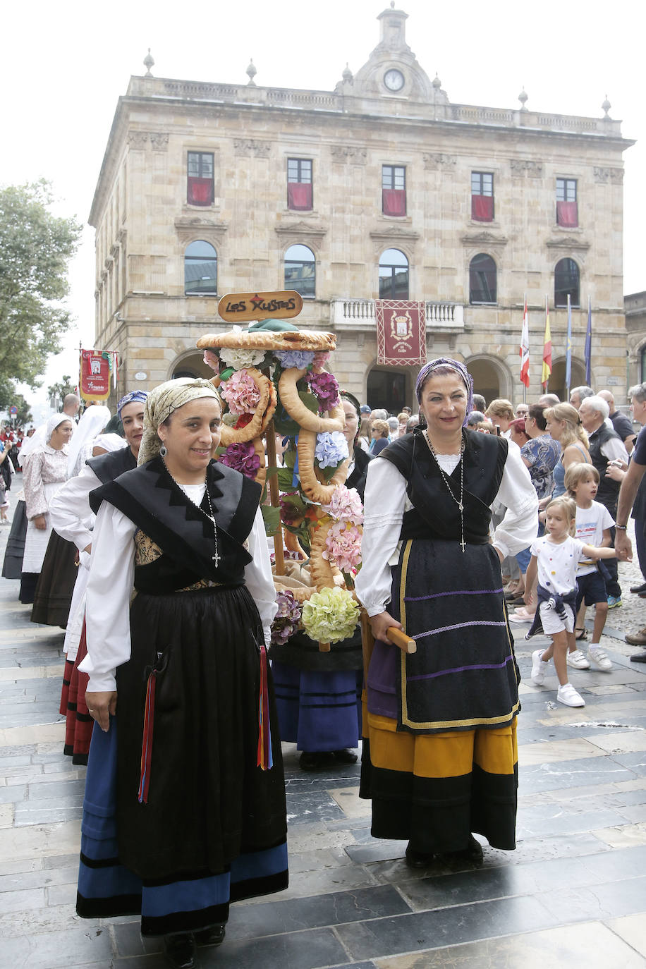 En el mediodía de este domingo tuvo lugar el Día de Asturias en Gijón, con el tradicional desfile desde la plaza Mayor hasta el Cerro, la puya del ramu y la danza prima. También hubo espacio para los juegos tradicionales y la comida en el prau. 