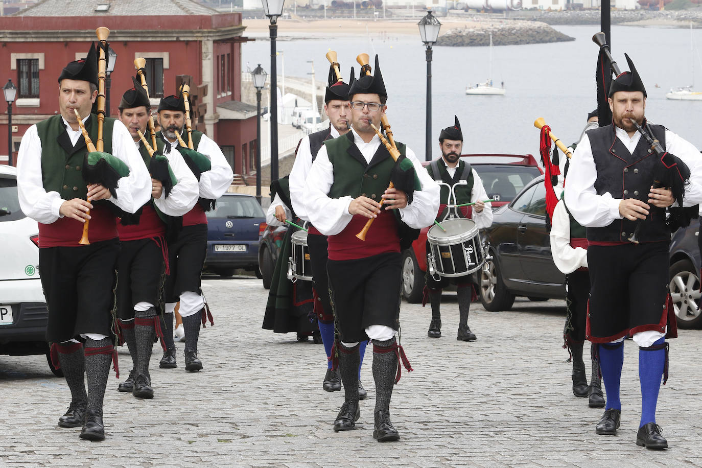 En el mediodía de este domingo tuvo lugar el Día de Asturias en Gijón, con el tradicional desfile desde la plaza Mayor hasta el Cerro, la puya del ramu y la danza prima. También hubo espacio para los juegos tradicionales y la comida en el prau. 
